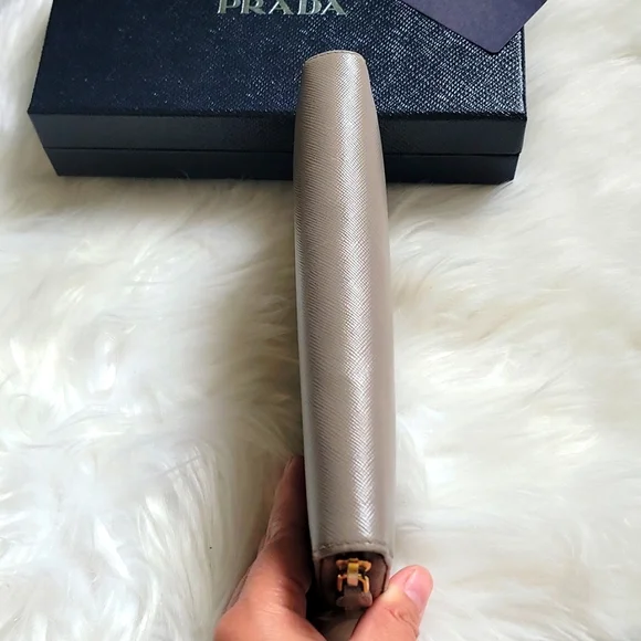 PRADA - Picture 3 of 16